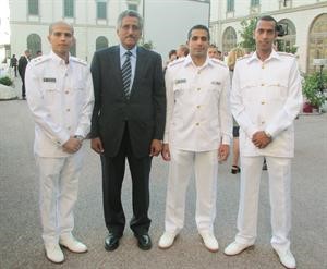 الشيخ جابر الدعيج متوسطا الضباط الثلاثة
