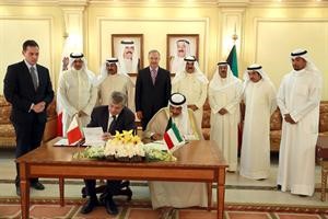 الشيخ صباح الخالد يوقع الاتفاقية مع نائب رئيس الوزراء ووزير خارجية مالطا﻿