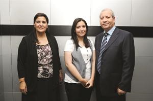 ميرنا تتوسط والديها