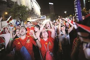 الفرحة انتابت الجماهير الاسبانية في العاصمة مدريد عقب فوز الماتادور على البرتغال والتاهل للنهائي افپ
