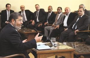 الرئيس المصري د محمد مرسي متحدثا لرؤساء الاحزاب في القصر الرئاسي امس رويترز