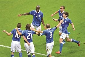 مهاجم ايطاليا ماريو بالوتيللي وضع منتخب بلاده في المباراة النهائية افپ
