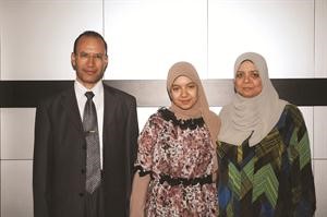 المتفوقة علياء الفقي تتوسط والديها	 سالم الشمري﻿