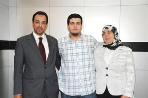 المتفوق محمد العروسي بين والديه﻿