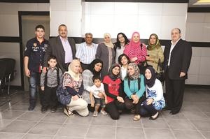 المتفوقات الصديقات في لقطة تذكارية مع اسرهن﻿