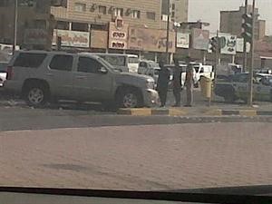 سيارة المواطنة بعد اصطدامها بالاشارة المرورية في حولي