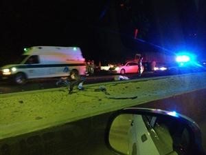جثة المواطنة مغطاة على جانب الطريق الذي شهد الحادث المروري المروع