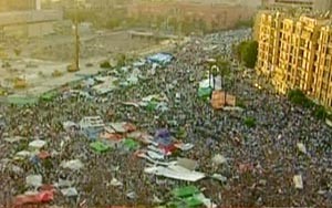 صورة تلفزيونية تظهر مئات الاف المحتشدين في ميدان التحرير اثناء استماعهم لكلمة الرئيس المصري المنتخب د محمد مرسي امس