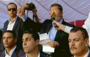 الرئيس المصري دمحمد مرسي خلال القائه الخطاب في ميدان التحرير امس
