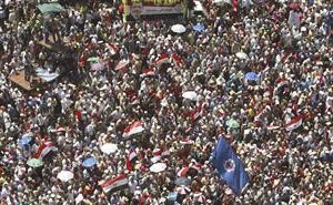 الحشود تملا ميدان التحرير في جمعة تسليم السلطة امس رويترز