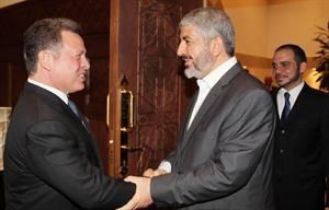 العاهل الاردني الملك عبدالله الثاني مستقبلا رئيس المكتب السياسي لحركة حماس خالد مشعل في عمان امس﻿
