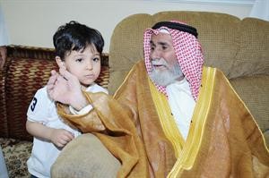 المطيري مع احد احفاده