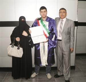 المتفوق احمد متوسطا والديه	سالم الشمري﻿