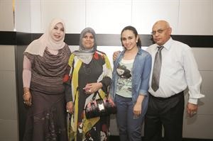 المتفوقة اسماء عبدالمنعم مع والديها وخالتها دهويدا طه	فريال حماد﻿