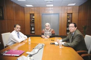 دعلي عريفة ودعبدالرحمن الشايجي خلال لقائهما مع الزميلة الاء خليفة هاني عبدالله