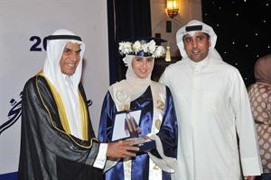 احمد السعدون مكرما احدى المتفوقات﻿
