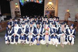 خريجات ثانوية الروضة في لقطة تذكارية﻿