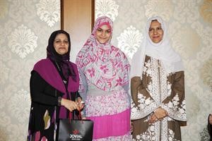ومتفوقة فرحة بتفوقها﻿