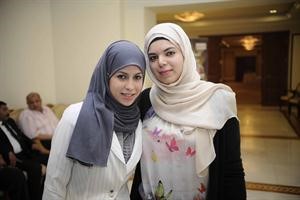 متفوقتان ونظرة للكاميرا﻿