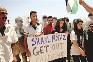 تظاهرة احتجاجية في رام الله لنشطاء اجانب وفلسطينيين ضد الاستيطان الاسرائيلي امس افپ