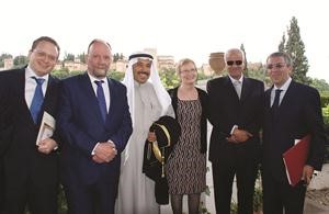 عبدالعزيز البابطين ودنادر الجلاد ورئيس جامعة غرناطة خلال الحفل﻿