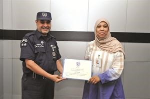 الوكيل الاول سالم عبدالجليل يسلم الزميلة نوف العياضي شهادة التقدير سالم الشمري
