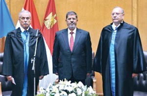 الرئيس المصري د محمد مرسي بعد حلفه اليمين في المحكمة الدستورية امس افپ