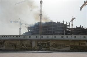 مبنى التربية الجديد خلال اندلاع النيران في طابقيه الرابع والخامس