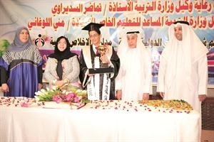 الحائز على المركز الاول في القسم العلمي مايكل نخلة يتسلم جائزته