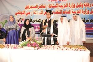 تماضر السديراوي ومنى اللوغاني تكرمان احد الطلبة الفائزين