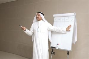 الزميل حسين الرمضان محاضرا