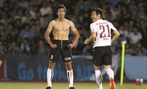 لاعب ياباني يقلد طريقة احتفال بالوتيللي