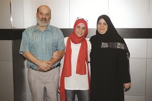 المتفوقة سندس مع والديها
