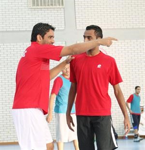 مدرب اليرموك البرازيلي دي سوزا يوجه احد اللاعبين خلال التدريب﻿