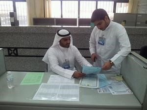 نائب رئيس اتحاد الطلبة مهنا العتيبي خلال مساعدته احد الطلبة