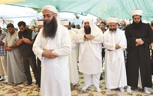 الشيخ احمد الاسير يؤم المعتصمين في صيدا محمود الطويل