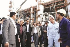 صورة ارشيفية للرئيس الايراني في مصفاة للنفط في عبادان	افپ﻿