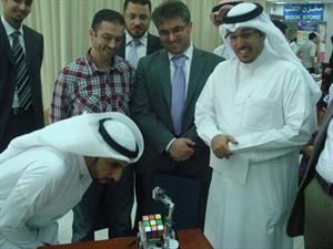 دنايف المطيري خلال جولة داخل معرض مشاريع التخرج
