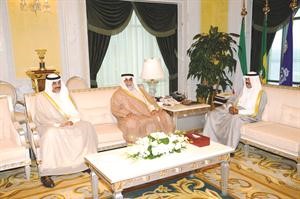 سمو ولي العهد الشيخ نواف الاحمد مستقبلا الشيخ احمد الخالد والشيخ صباح الخالد﻿