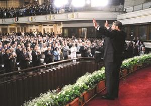 الرئيس المصري د محمد مرسي يحيي الحضور في جامعة القاهرة امس الاول﻿