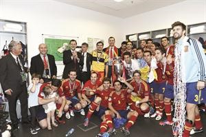 ابطال اوروبا يحتفلون بكاس يورو 2012 مع رئيس الوزراء الاسباني ماريانو راخوي افپ
