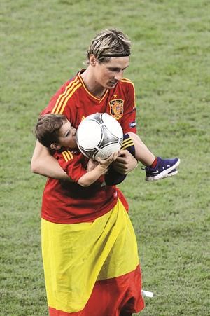 هداف اليورو واسبانيا فرناندو توريس مع ابنه يحتفل بالفوز الكبير على ايطاليا افپ