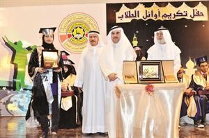 تكريم احدى المتفوقات