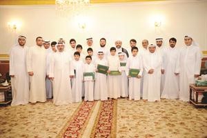 دشتي يتوسط عددا من المتفوقين في مسابقات حفظ القران الكريم وتجويده﻿