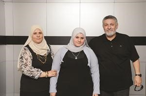 المتفوقة اميرة ابوالفتح تتوسط والديها سالم الشمري