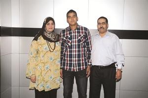 المتفوق احمد الذيب مع اسرته سالم الشمري
