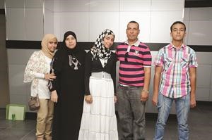 المتفوقة ندى شوقي مع اسرتها فريال حماد
