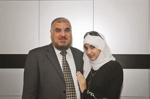 المتفوقة اسراء مع والدها سالم الشمري
