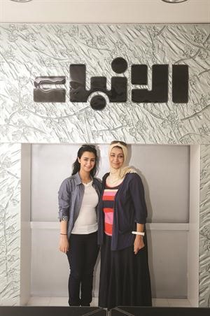 المتفوقة سدرة مع والدتها سالم الشمري