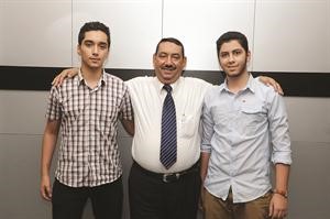 المتفوق وائل فرنساوي ووالده واخوه فريال حماد
